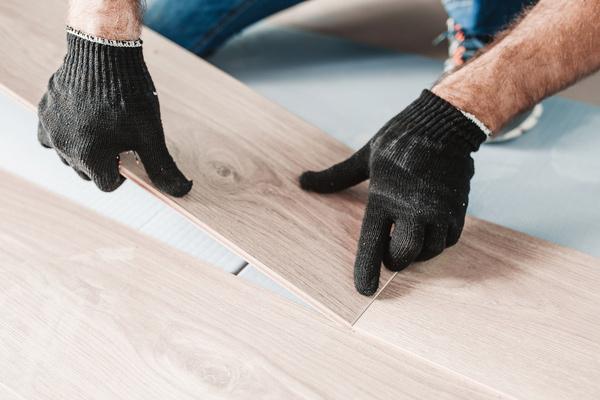 Le parquet : un matériau hydrophobe